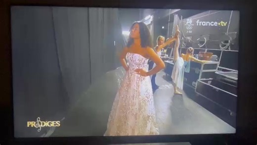 "Prodiges" sur France 2: la Réunionnaise Lola sélectionnée pour la finale Sur notre site internet exclusif.re nous vous l'avons présentée: Lola Gelain, 16 ans, participe au concours "Prodiges" sur France Télévisions. Hier jeudi, c'était la première demi-finale et Lola a été sélectionnée pour la finale qui aura lieu dans 15 jours. C'est déjà une belle victoire pour la jeune Saint-Pierroise, lycéenne à Roland Garros au Tampon, passionnée de chant lyrique. Bravo! Découvrez sa prestation en vidéo (c