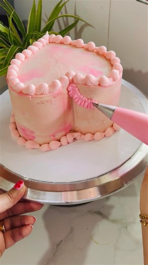 Buttercream frills in pink💕 #cake #cakedecorating #buttercreamcake