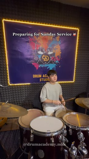 Kursus Drum Makassar | Les Drum | Belajar Drum Anak & Dewasa on Instagram: "Serving with excellence starts in the practice room. 🥁 Worship Class di Drum Academy Makassar dirancang untuk kamu yang ingin: • Main rapi & konsisten • Paham groove & tempo ibadah • Sensitif mengikuti alur worship • Siap melayani di gereja dengan percaya diri Bukan cuma belajar lagu, tapi belajar cara melayani lewat musik. 📍 Drum Academy Makassar 🎶 Worship Class Program"