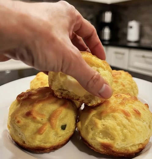 freshly baked cheese bread balls 😋 | Retro Recipes