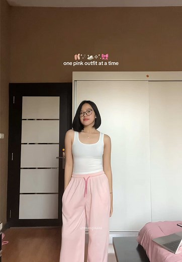been loving this pink sweatpants these dayssss 😋💖
