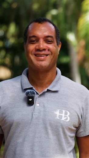 Bambou Resort Martinique 🌿☀️ on Instagram: "L’art de recevoir avec un sourire, une intention bienveillante et surtout avec l’amour de notre métier voilà là l’expérience que nous vous offrons 💝 De merveilleuses et chaleureuses fêtes ✨ dans la joie, l’amour et la paix ❤️ De notre grande famille à la vôtre 💫"