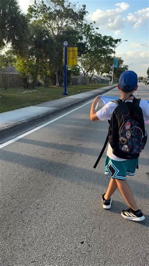 Franco Colapinto a pris le temps de s’arrêter au milieu de la route pour partager un moment avec l’un de ses jeunes fans. 🫶Un moment unique pour cet enfant.#F1