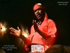 70's... "Kung Fu Fighting" : hommage appuyé aux films d'arts martiaux... Ce titre propulsa Carl Douglas en tête des hit-parades du monde entier. Il fête aujourd'hui ses 80 ans. Happy birthday, Carl! #CarlDouglas | Nostalgies 60'-70'-80'