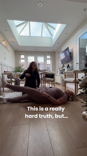 December isn’t about pushing harder. It’s about staying connected. This month looks different for everyone I coach and that’s okay. Some clients are all in. Some are busy and doing what they can. A couple have stepped back to prioritise other things. My job isn’t to shame anyone. It’s to help people stay in the game in a way that actually fits their life. Here’s how we’re handling December 👇🏼 1️⃣ Adapting to real schedules December is hectic. Time shrinks. So the goal shifts from perfect to so