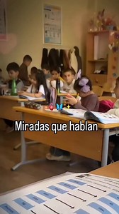 Las miradas hablan porque son una herramienta fundamental de la comunicación no verbal, transmiten emociones, intenciones y estados de ánimo de forma subconsciente e involuntaria, siendo un reflejo sincero de la actividad cerebral y emocional. Las miradas hablan por estas razones: • Expresión de emociones y sinceridad: Los ojos reflejan estados internos como alegría, tristeza, ira o nerviosismo. A menudo, la mirada es más difícil de controlar que las palabras, lo que la convierte en una fuente d