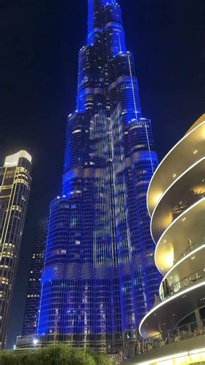 The iconic Burjkhalifa lighting up the Night Sky💗✨🌃#dubailife #travel #dubaimall #burjkhalifa
