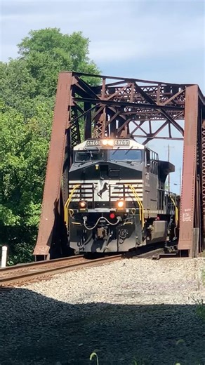 Over & Under! CSX & Norfolk Southern Trains, JawTooth shorts