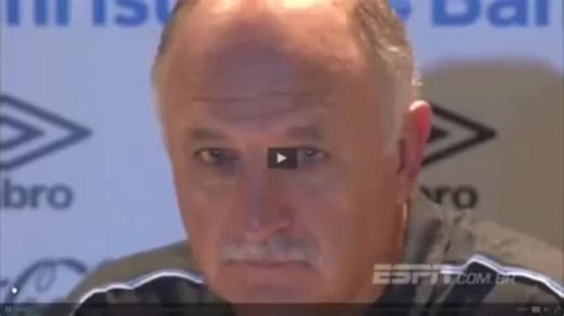 História de Grêmio on Instagram: "Luiz Felipe Scolari "se expulsou", saiu mais cedo da área técnica e foi para o vestiário ainda com a bola rolando. O fatídico dia completa 11 anos. Naquele sábado de Carnaval, mas de 2015. Felipão via o Grêmio ser dominado com muita facilidade pelo Veranópolis de Julinho Camargo e deixava o gramado antes do término da partida. Na coletiva, o técnico se justificou. O jogo foi um verdadeiro show de horrores, calor na Arena, um time sem intensidade e dominado pelo 