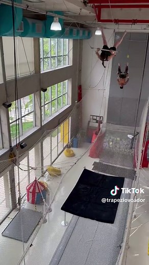 This girl doesn’t make her living as a trapeze artist… but she could! Look at this return 👀 #circo #circus #trapeziovoador #circuseverydamnday #flyingtrapeze
