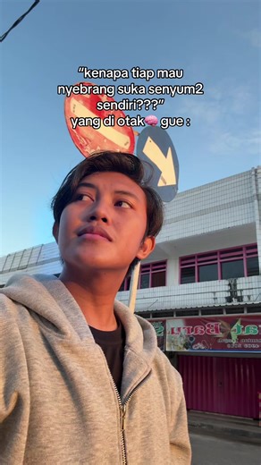 Kenapa Suka Senyum Saat Nyebrang?