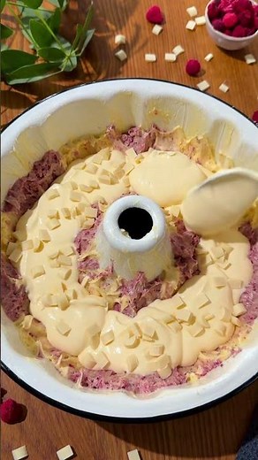 🍰💗 Gugelhupf mit Cheesecake-Füllung, Himbeeren & weißer Schokolade 📌 Rezept zum Speichern #food