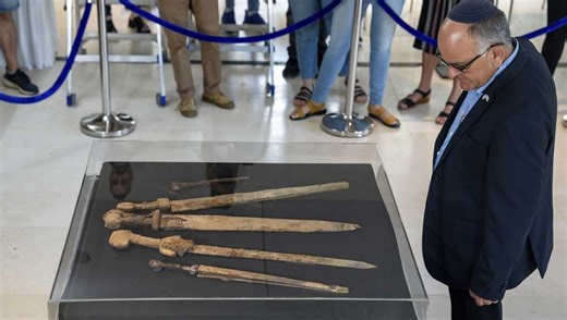 4 Roman swords, exceptionally preserved after 1,900 years, discovered in a Dead Sea cave