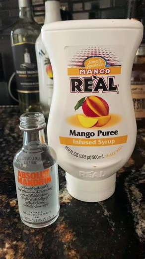 Mango mandarin minis 🥭 with a #tajin rim for a little spice 🤪 #bartok #absolut #bartendinglife #boatdays #fyp #partytime #serviceindustry