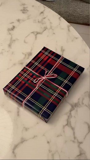 Simple Bow Making with Yarn for Gift Wrapping