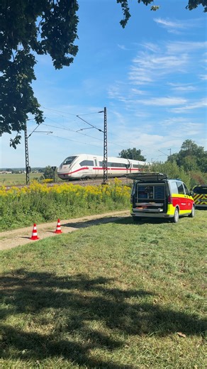 Bereit für den Einsatz 🚅🚨 Bei den Notfallmanagern der @deutschenbahn erfordern besondere Aufgaben besondere Lösungen – und die bekommen sie natürlich von uns geliefert. Einen ersten Teaser gibt’s in unserem behind the scenes Video von unserem Foto-Shooting, die fertigen Ergebnisse dürfen wir euch dann in den kommenden Tagen endlich zeigen, stay tuned! 👀 | Sortimo International