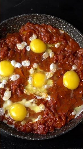 Shakshuka Breakfast With Harissa 🍳