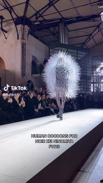 Alien spore but make it fashion 🦠 Noir Kei Ninomiya is an avant-garde Japanese brand. Its founder, Kei Ninomiya, graduated from RCA in Antwerp before working as a patternmaker at Commes Des Garçons. It was here that he was told – by Rei Kawakubo herself – that he should establish a solo label, and in 2012 that’s what happened. The designer’s methods are experimental, often concerning structure and obscure assembly. He avoids sewing where possible with many pieces slotting together from laser-cu