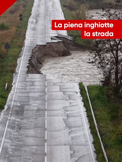 Un tratto della fondovalle Treste in provincia di Chieti è stato letteralmente spazzato via dalla furia del fiume in piena. Siamo all'altezza di Furci. Più a valle, all'altezza di Cupello, una stradina secondaria ha ceduto in seguito alla tracimazione del Treste nei campi adiacenti. La conta dei danni causati dall'eccezionale ondata di maltempo abbattutasi su Abruzzo e Molise si fa via via più importante.