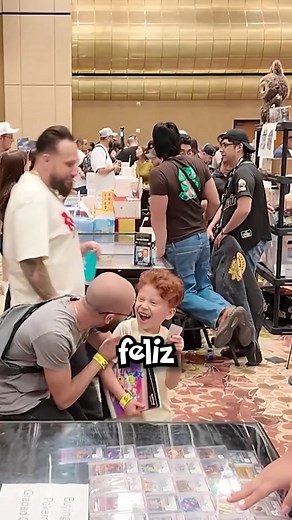 El niño que colecciona cartas Pokémon raras