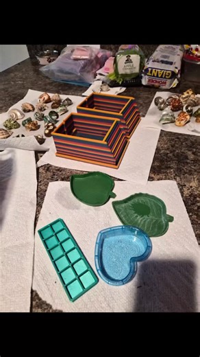 Amanda Haszinger on Instagram: "Just out here doing my norm 😅 “Cleaning the laundry” aka… washing hermit crab shells 🐚✨ Nothing glamorous, just the usual routine over here. I clean their water dishes once a week since we use bubblers (lifesaver 🙌). If you aren’t using bubblers though, quick reminder that those dishes should really be cleaned every other day. Tiny details, but they matter for our little critters 🦀💧 It’s funny how the things that feel totally normal to us are actually pretty