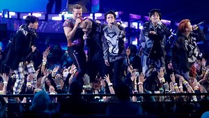 BTS joins Coldplay for a thrilling performance of My Universe at the AMAs