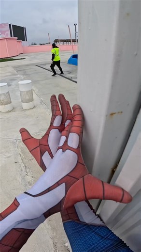 SPIDER-MAN ESCAPING ANGRY SECURITY I#spiderman #parkour #security #escaping