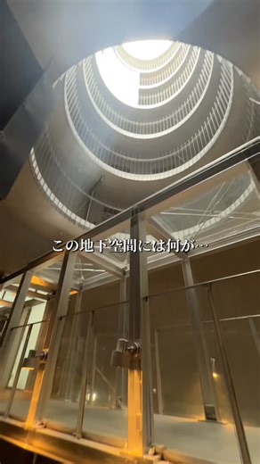 地下空間に映画館！？ 神保町に新たなミニシアター「シネマリス」が2025年12月オープンしました！洗練されたデザインとスタイリッシュな建築は、映画を見る前からワクワクを演出してくれます。 上映作品も、新旧問わず数々の名作を放映しており、世代問わず楽しむことが出来ます。仕事や学校終わりにも行きやすいアクセスなので、是非足を運んでみてください！ @cinemalice.mini.theater 📍東京都千代田区神田小川町3-14-3 ilusa地下1階 地下鉄「神保町駅」A5出口より徒歩3分 （エレベーターご利用の場合はA9またはA2出口から） JR「御茶ノ水駅」御茶ノ水橋口より徒歩6分 #東京観光 #映画館 #tokyo | 一般社団法人 千代田区観光協会 Chiyoda City Tourism Association / Tokyo Japan