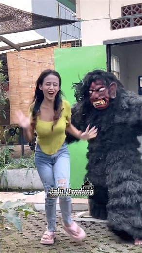 Cewe cantik kebelet pipis malah berpapasan sama GRANDONG