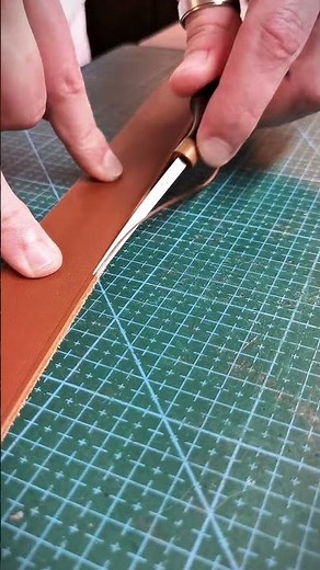Close-ups when beveling leather with an edge beveler - Leathercraft