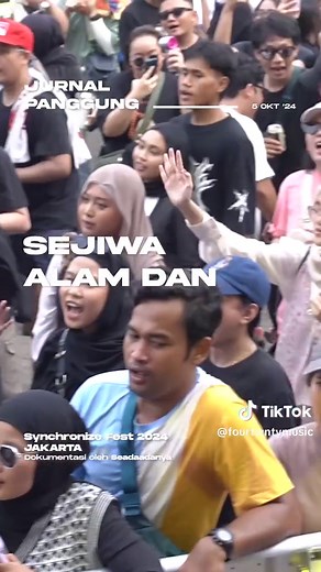 Fana Merah Jambu di @SynchronizeFest ✋🏿 #FTMjurnalPanggung