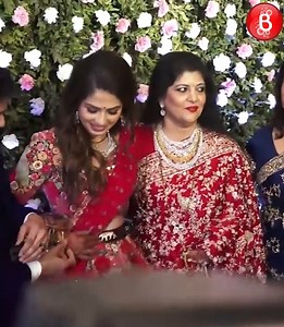 179K views · 12K reactions | Sunil Shetty, Sachin Tendulkar, and others at Amit Thackrey's wedding. the grand wedding ceremony of Amit Thackeray, graced by the presence of illustrious personalities like Suniel Shetty and cricket legend Sachin Tendulkar, among others. The star-studded guest list and the grandeur of the event are the talk of the town. 壟 | Bollywood Bubble - Features | Facebook