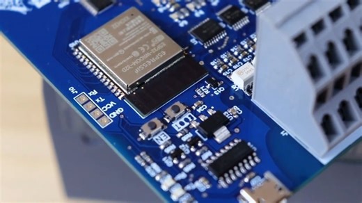 无线matter芯片乐鑫wifi模组一级总代理商飞睿科技：带有 ESP32、8 个输入、8 个输出和实时时钟的 PLC 标志