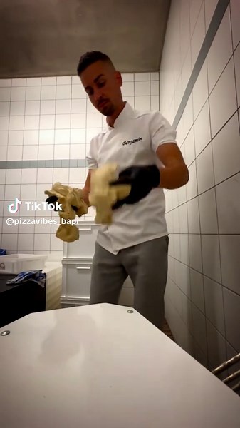 Pizza Dough Work Most people change the flour.Very few learn to control the system. If you want control, start here ↓ (free dough guide in profile) #pizzadough #fermentation #highhydrationdough #pizzabusiness