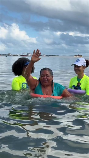 ✨ Banho de mar = gostoso demais! ✨ O Para Praia é um daqueles projetos que deixam nosso coração quentinho! Com o banho de mar assistido, pessoas com deficiência ou com dificuldade de locomoção podem ter a experiência de renovar as energias, com toda a segurança e cuidado. Amanhã tem mais: é só chegar cedinho, a partir das 8h, pra garantir seu banho de mar! 🌊