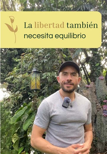 La vida no se trata de convertirte en alguien perfecto. Se trata de aprender a habitarte conscientemente. Poder disfrutar sin culpa, descansar sin sentirte improductivo, sentir emociones intensas sin anestesiarte, poner límites sin dejar de amar. Ahí entendí que sanar no es dejar de ser humano. Es dejar de fragmentarte.