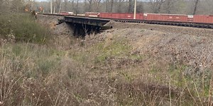32 train cars derailed in Pittsburg