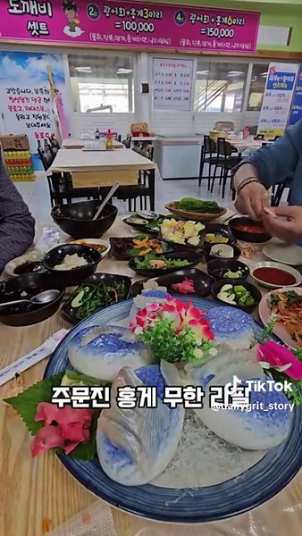 강릉 주문진에서 이렇게 푸짐한 한상 본 적 있나요? 홍게가 무한리필이라니, 그 자체로 감동인데 활어회, 전복, 멍게, 회무침, 물회, 날치알밥, 심지어 홍게라면까지 풀코스! 게딱지 속살에 입이 즐겁고, 사장님 입담에 귀가 즐겁다니까요😆 사진보다 실물이 훨씬 강력한 맛집, 강릉홍게무한리필 찾는다면 이곳은 무조건 저장! 🦀 여행 전 꼭 저장! 📍강릉 여행코스 필수 추가! #주문진맛집 #강릉횟집 #주문진홍게무한리필 #주문진횟집 #강릉홍게무한리필 #강릉맛집베스트