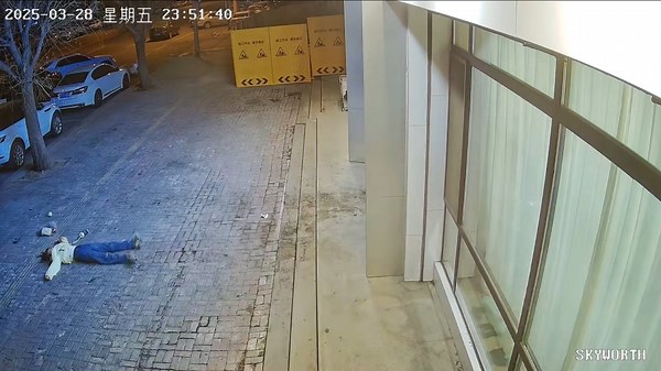 Woman trips and spills drinks before running away in Liaoning, China