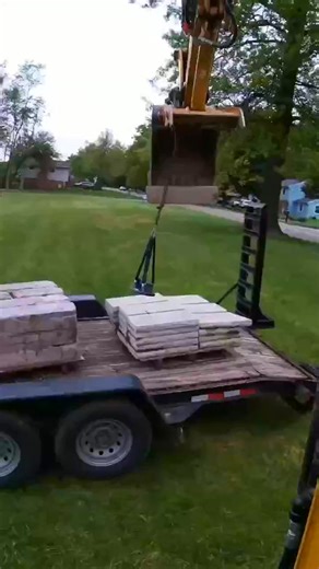 Stacking wall blocks with grabo #excavator #work #landscape #retainingwall #hardscape #gardendesign | TV 194