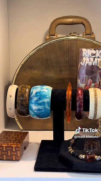 Every girls dream ✨ The most epic vintage closet, now in Maui, Hawai’i in Wailuku town. Step inside and feel the magic 🪄 #maui #hawaii #vintage #fypシ #foryou