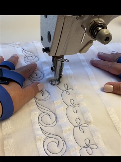 🧵✨ Movimentos Circulares para uma Barra Estreita e Elegante ✨🧵 Neste vídeo, mostro como movimentos circulares simples e contínuos se transformam em uma barra estreita linda, equilibrada e cheia de fluidez. Esse tipo de desenho é perfeito para barras que pedem leveza, mantendo o ritmo do quilting sem travadas e com acabamento harmonioso. Ideal para quem quer praticar controle, continuidade e precisão — mesmo em espaços menores. Esse design faz parte da proposta de linhas contínuas do livro Cami