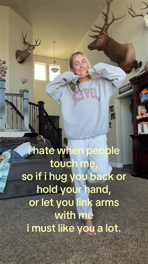 ur_fav_fake_blonde_ (@user2344423976)’s video of i hate physical touch