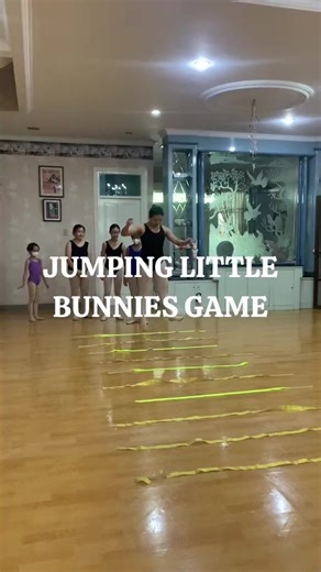 ide berikutnya! 💡 Jumping little bunnies game🐇 gak cuman latih kekuatan loncat tapi super asik juga! #fypシ #lesballet #games #fyp #ballet