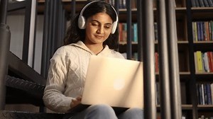 Video Stok Portrait Pretty Young Woman Student Headphones (100% Tanpa Royalti) 3392771999 | Shutterstock