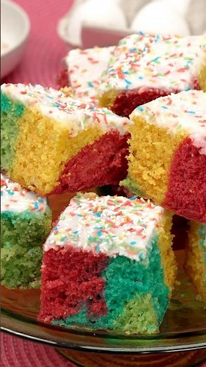Papagaien-Kuchen 🦜🍰 #EinfachTasty #Papageienkuchen #KuchenKlassiker #BuntBacken #PartySnack