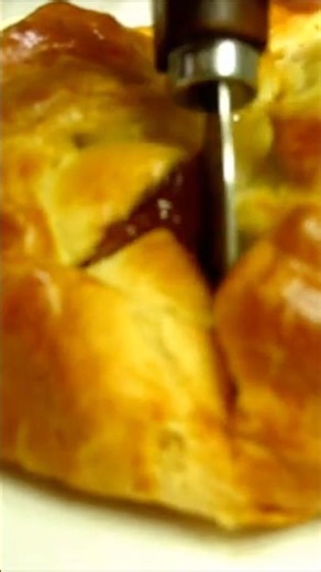 BAKED BRIE CHEESE IN PASTRY 😋 So YUMMY 😍 #food #pastry #cheese #entertaining #recipe