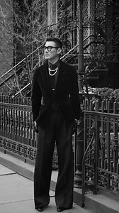 Anna Sui 2025 Fall/Winter Collection A drama about luxury and rebellion unfolds. Get ready! Let’s step into the world of the Mad Heiress together. Anna Sui 2025 秋冬系列 是一场关于奢华、叛逆的戏剧 故事展开，准备好！ 我们一起看看那“疯狂女继承人”的世界 Anna Sui #annasui #newyork #newyorkfashionweek #fashionweek #hubing #胡兵 #style #nyfw #fashion | HuBing 胡兵