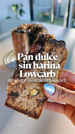 Essen en tu cocina . Recetas keto y sin TACC. on Instagram: "🎄🤯 PAN DULCE SIN HARINAS 🤯🎄 Sí, leíste bien: sin ningún tipo de harina, sin gluten y sin azúcar 🙌 Más económico, alto en proteínas y con una textura increíble 😋 Perfecto para disfrutar estas fiestas sin salirte del plan 💯 Apto keto, low carb, diabéticos, celíacos e intolerantes al gluten 🫶🏻 ✨ Tip clave: el maní + los huevos hacen la magia proteica ✨ Rinde un montón y es ideal para compartir en familia 👉 Usé la cacerola de 24