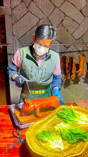 Crispy Peking Pork 🐷😋 #viralreels #fbreels #reelsfb #foodreels #satisfyingvideo #streetchef #yummyfood #pekingpork #bbqpork #PekingPork | CN Street Food